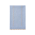 Copertina neonato celeste polvere in pura lana merino con ricamo a treccia e bordo smerlato
