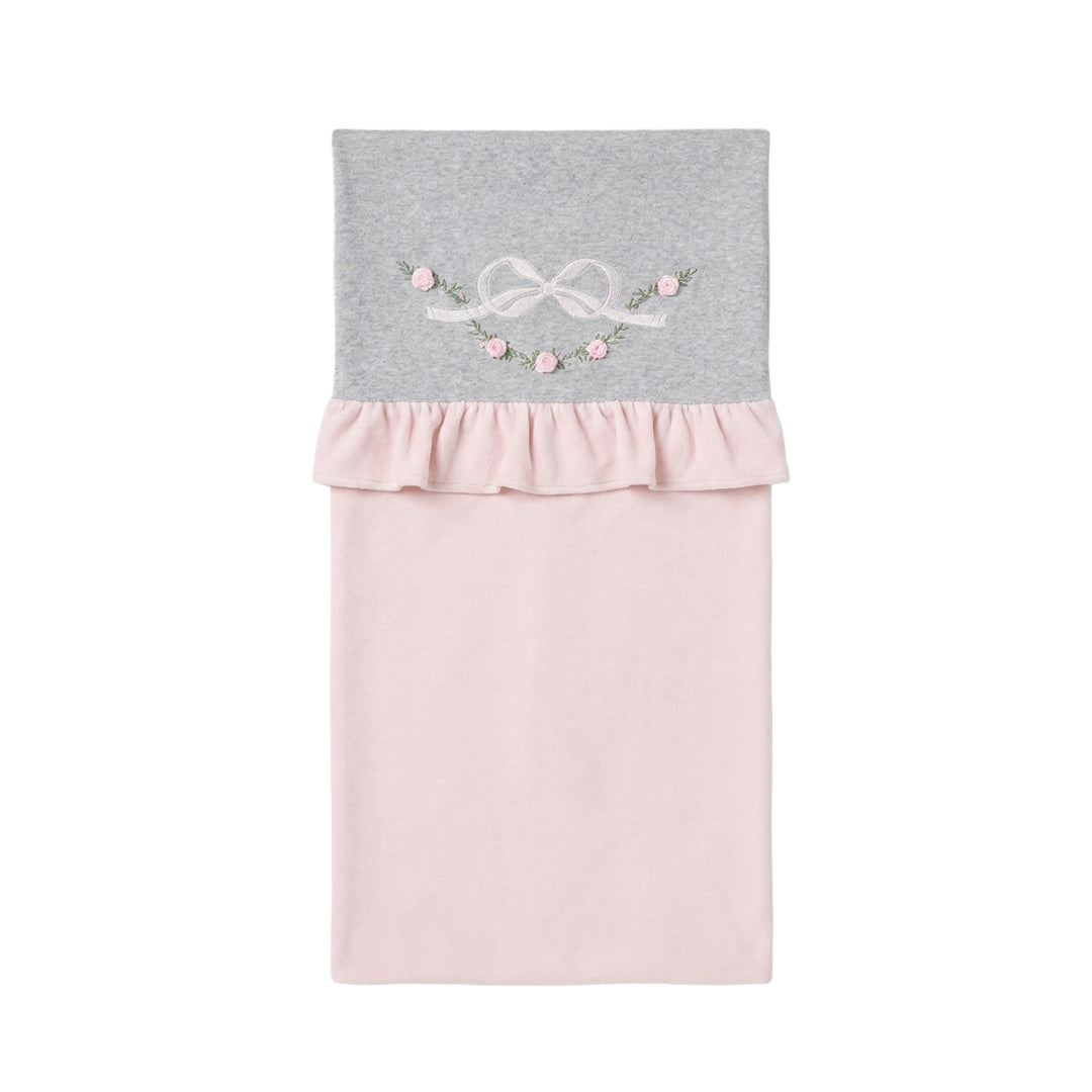 Copertina neonata in caldo cotone grigio e rosa cipria con ricamo artigianale e volant