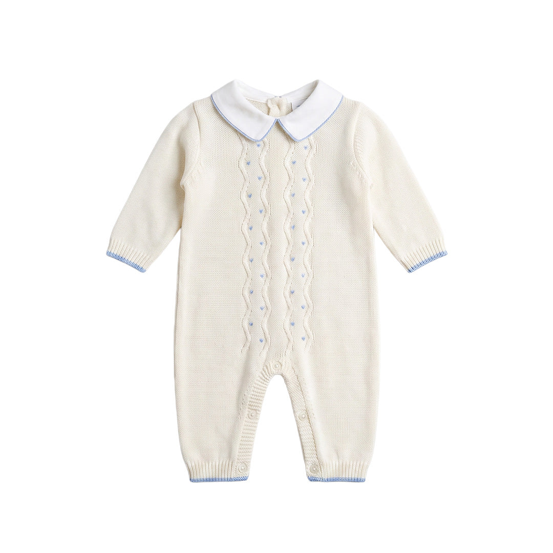 Tutina sartoriale neonato bianco latte in maglia con colletto bebè e ricami azzurri
