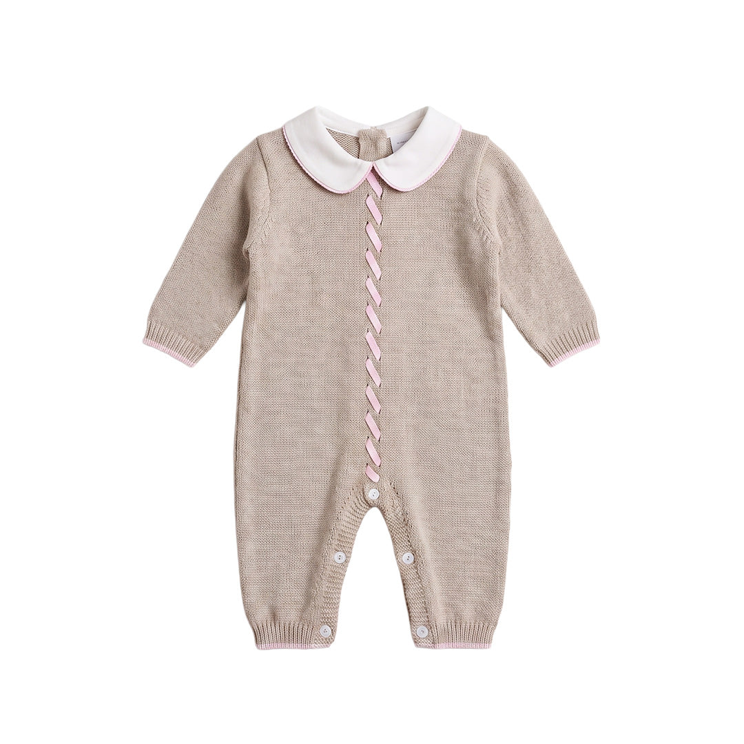 Tutina sartoriale bambina color tortora in maglia con colletto bebè e ricamo a nastro
