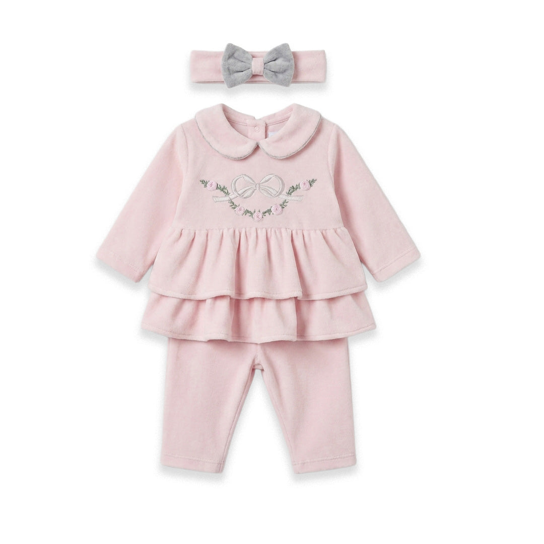 Completo neonata rosa cipria in velluto con balze, ricamo floreale e fascia coordinata