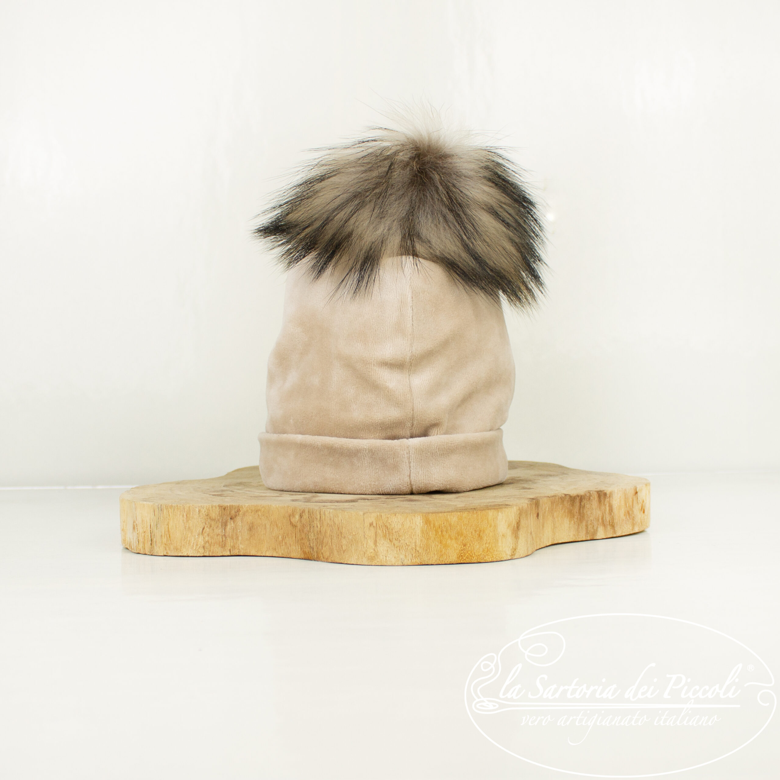 Cappello in ciniglia con Pon-Pon di pelliccia – La Sartoria dei Piccoli